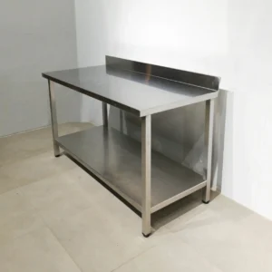 Taula d'acer inoxidable 150x70x95cm de segona mà en bon estat en venda a cabauoportunitats.com