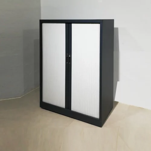 Armario metálico para taller, oficina con puerta plegable procedente de un final de stock en venta en cabauoportunitats.com