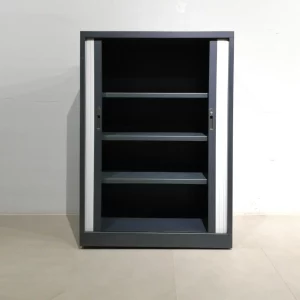 Armario metálico para taller, oficina con puerta plegable procedente de un final de stock en venta en cabauoportunitats.com