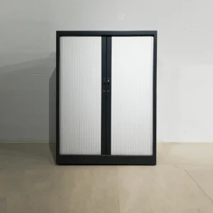 Armario metálico para taller, oficina con puerta plegable procedente de un final de stock en venta en cabauoportunitats.com