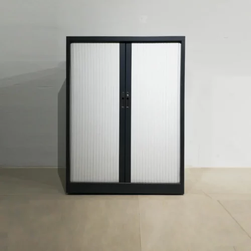 Armario metálico para taller, oficina con puerta plegable procedente de un final de stock en venta en cabauoportunitats.com