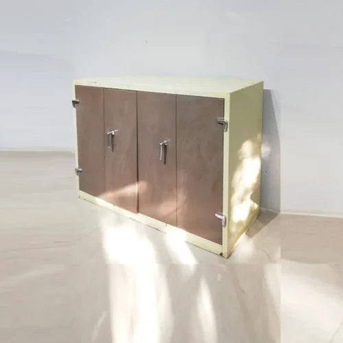 Armario metálico para taller con puerta plegable procedente de un final de stock en venta en cabauoportunitats.com