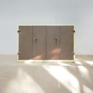 Armario metálico para taller con puerta plegable procedente de un final de stock en venta en cabauoportunitats.com