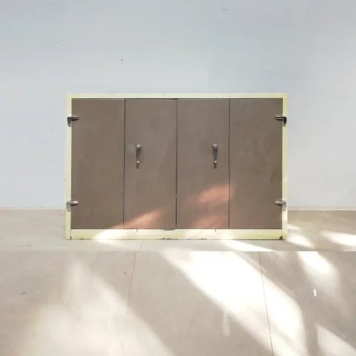Armario metálico para taller con puerta plegable procedente de un final de stock en venta en cabauoportunitats.com