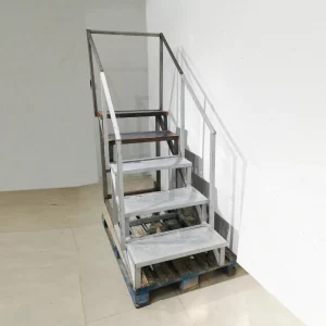 Escalera de seguridad metálica de segunda mano de 71x146x175cm en venta en cabauoportunitats.com