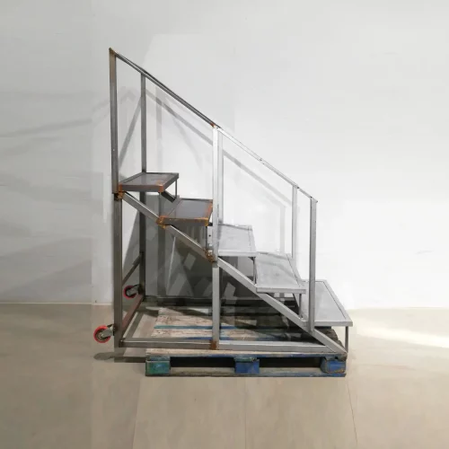 Escalera de seguridad metálica de segunda mano de 71x146x175cm en venta en cabauoportunitats.com