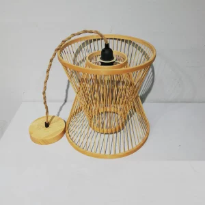 Làmpada de sostre de fusta i ràfia ø30x30cm senzilla i elegant en bon estat en venda a cabauoportunitats.com