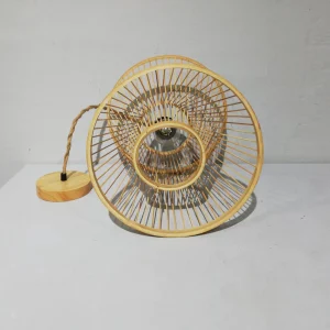 Làmpada de sostre de fusta i ràfia ø30x30cm senzilla i elegant en bon estat en venda a cabauoportunitats.com