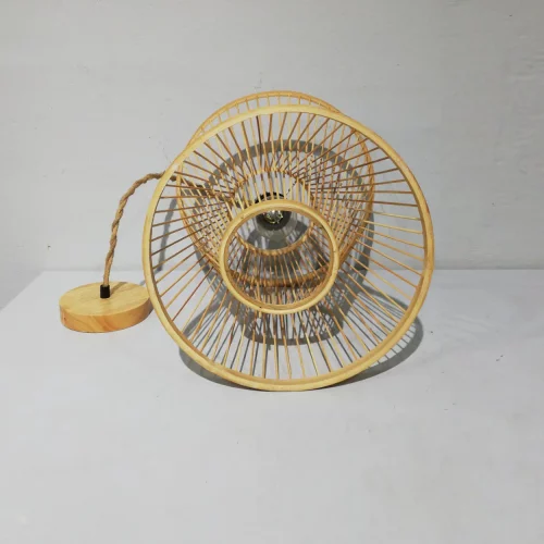 Làmpada de sostre de fusta i ràfia ø30x30cm senzilla i elegant en bon estat en venda a cabauoportunitats.com