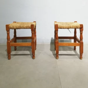 Lot de 2 tamborets de fusta i boga (34x34x45cm) en bon estat en venda a cabauoportunitats.com