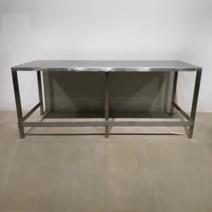 Mesa de acero inoxidable sin estante inferior de 265x90x110cm de segunda mano en buen estado en venta en cabauoportunitats.com