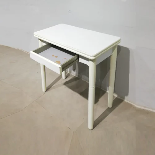 Mesa blanca con cajón de segunda mano (80x40x76cm) en venta en cabauoportunitats.com