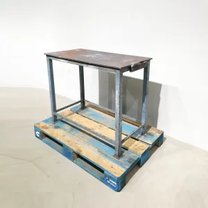 Banc de treball de 100cm de segona mà fet de xapa d'acer en bon estat en venda a cabauoportunitats.com