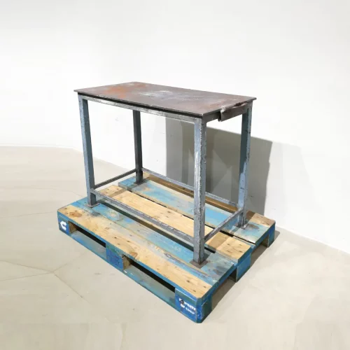 Banc de treball de 100cm de segona mà fet de xapa d'acer en bon estat en venda a cabauoportunitats.com