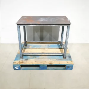 Banc de treball de 100cm de segona mà fet de xapa d'acer en bon estat en venda a cabauoportunitats.com
