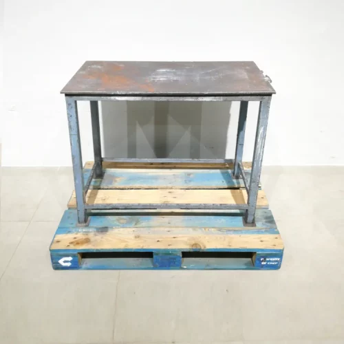 Banc de treball de 100cm de segona mà fet de xapa d'acer en bon estat en venda a cabauoportunitats.com