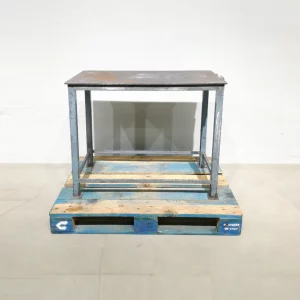 Banc de treball de 100cm de segona mà fet de xapa d'acer en bon estat en venda a cabauoportunitats.com