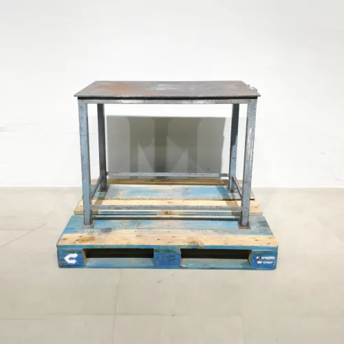 Banc de treball de 100cm de segona mà fet de xapa d'acer en bon estat en venda a cabauoportunitats.com