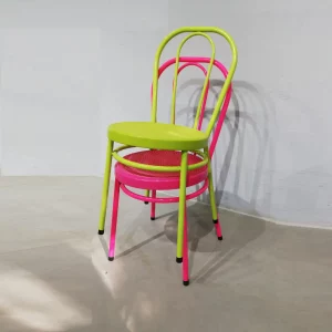 Lot de 2 cadires apilables de colors de segona mà en venda a cabauoportunitats.com
