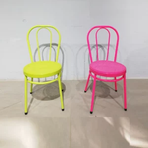Lot de 2 cadires apilables de colors de segona mà en venda a cabauoportunitats.com