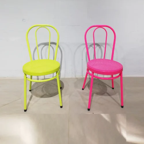 Lot de 2 cadires apilables de colors de segona mà en venda a cabauoportunitats.com