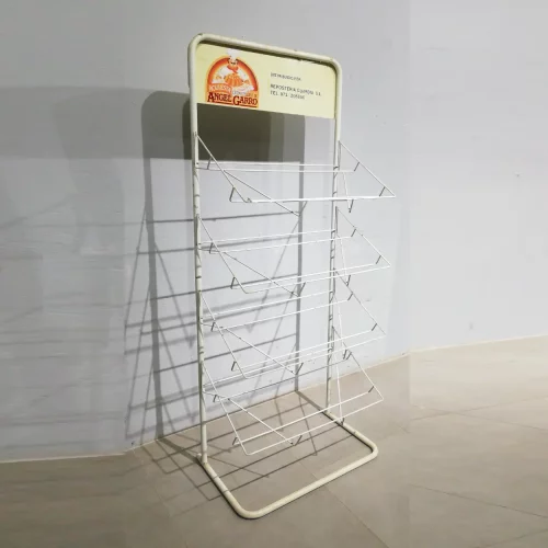 Expositor per a botiga metàl·lic amb 4 prestatges de segona mà 74x46x180cm en venda a cabauoportunitats.com