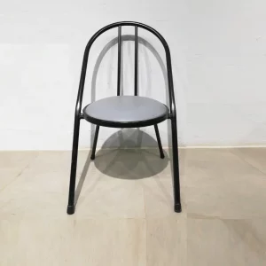 Lote de 4 sillas apilables de acero de color negro de segunda mano en venta en cabauoportunitats.com