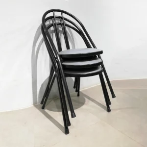 Lote de 4 sillas apilables de acero de color negro de segunda mano en venta en cabauoportunitats.com