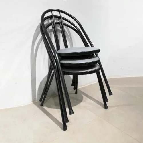 Lote de 4 sillas apilables de acero de color negro de segunda mano en venta en cabauoportunitats.com