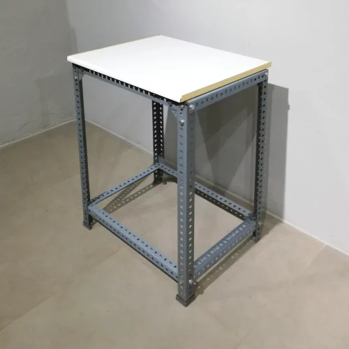 Banc de treball fet amb estructura de ferro i base de melamina de segona mà a cabauoportunitats.com