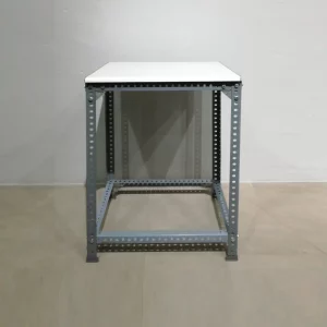 Banc de treball fet amb estructura de ferro i base de melamina de segona mà a cabauoportunitats.com