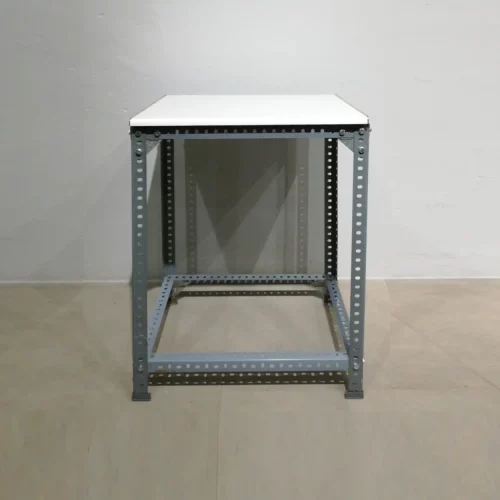 Banc de treball fet amb estructura de ferro i base de melamina de segona mà a cabauoportunitats.com