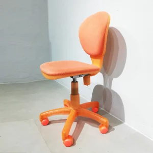 Silla de despacho de color naranja de segunda mano en muy buen estado en venta en cabauoportunitats.com