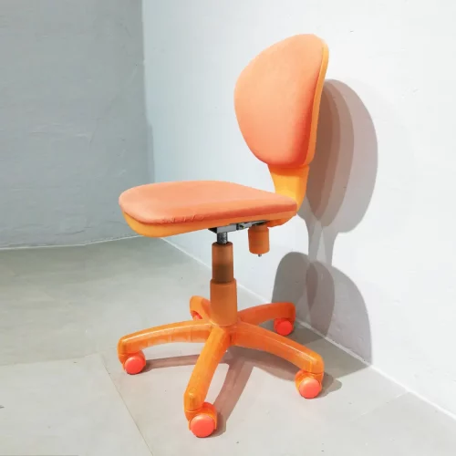 Silla de despacho de color naranja de segunda mano en muy buen estado en venta en cabauoportunitats.com