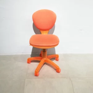 Silla de despacho de color naranja de segunda mano en muy buen estado en venta en cabauoportunitats.com