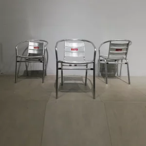 Cadira d'alumini per a jardí i terrassa 50x53x71 cm de segona mà en venda a cabauoportunitats.com