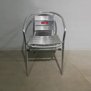 Cadira d'alumini per a jardí i terrassa 50x53x71 cm de segona mà en venda a cabauoportunitats.com