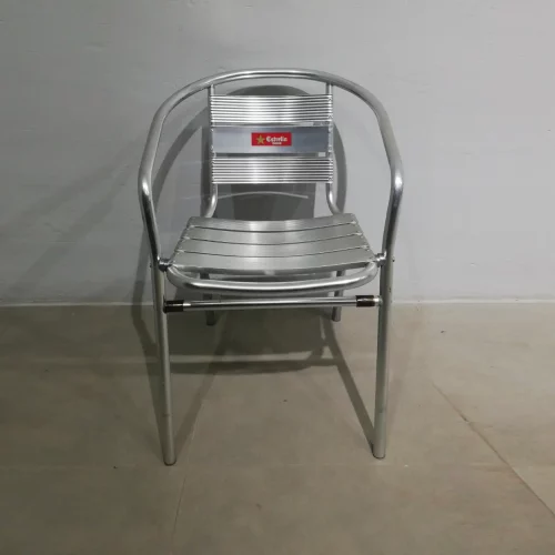 Cadira d'alumini per a jardí i terrassa 50x53x71 cm de segona mà en venda a cabauoportunitats.com