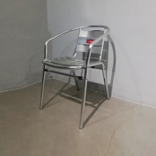 Cadira d'alumini per a jardí i terrassa 50x53x71 cm de segona mà en venda a cabauoportunitats.com