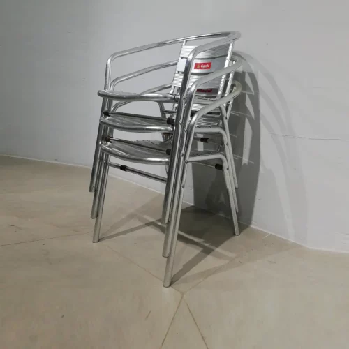 Cadira d'alumini per a jardí i terrassa 50x53x71 cm de segona mà en venda a cabauoportunitats.com