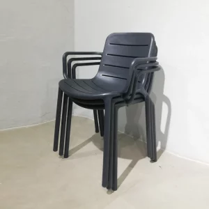Silla apilable de plástico para terraza de segunda mano en buen estado en venta en cabauoportunitats.com