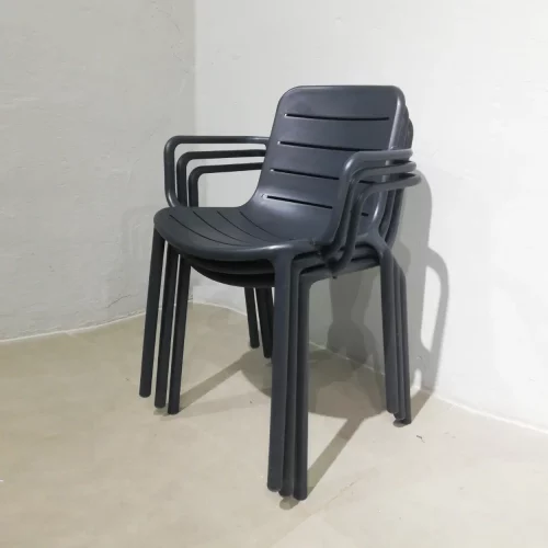 Silla apilable de plástico para terraza de segunda mano en buen estado en venta en cabauoportunitats.com