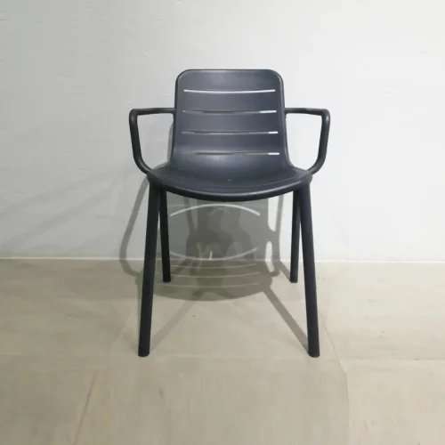 Silla apilable de plástico para terraza de segunda mano en buen estado en venta en cabauoportunitats.com