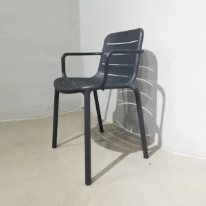 Silla apilable de plástico para terraza de segunda mano en buen estado en venta en cabauoportunitats.com