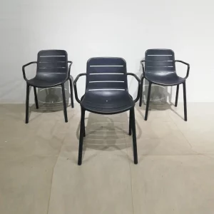 Silla apilable de plástico para terraza de segunda mano en buen estado en venta en cabauoportunitats.com