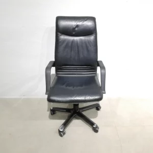 Silla de oficina de color negro con apoyabrazos de segunda mano en venta en cabauoportunitats.com