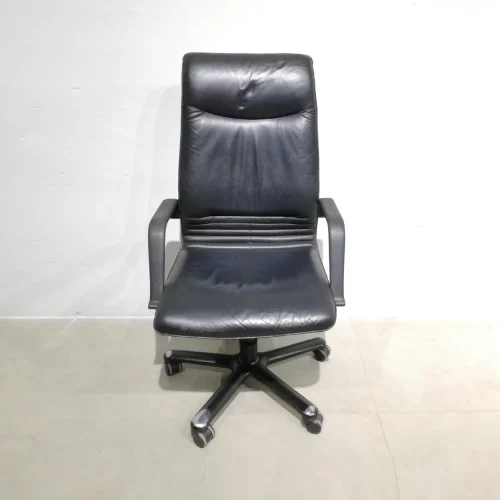 Silla de oficina de color negro con apoyabrazos de segunda mano en venta en cabauoportunitats.com