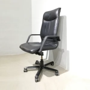 Silla de oficina de color negro con apoyabrazos de segunda mano en venta en cabauoportunitats.com