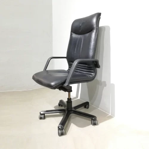 Silla de oficina de color negro con apoyabrazos de segunda mano en venta en cabauoportunitats.com