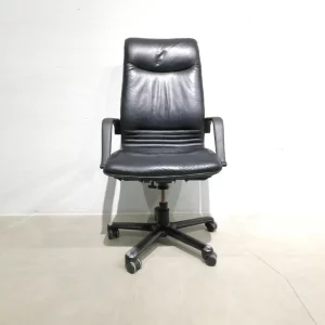 Silla de oficina de color negro con apoyabrazos de segunda mano en venta en cabauoportunitats.com